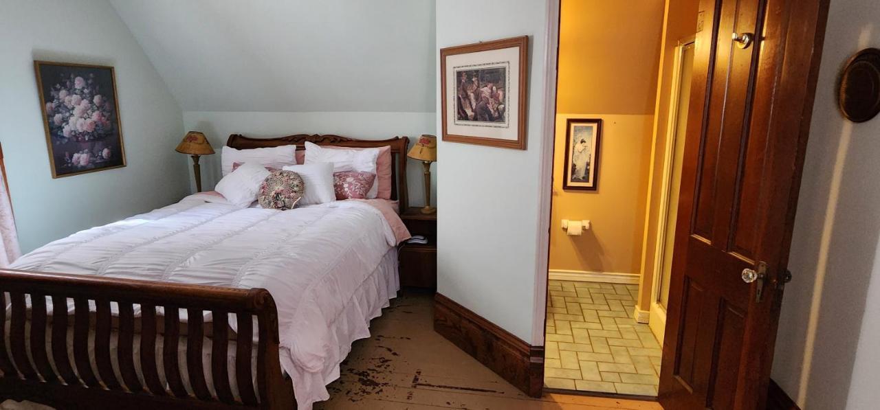 The Carson House Bed & Breakfast Bed & Breakfast Pittsburg Room photo